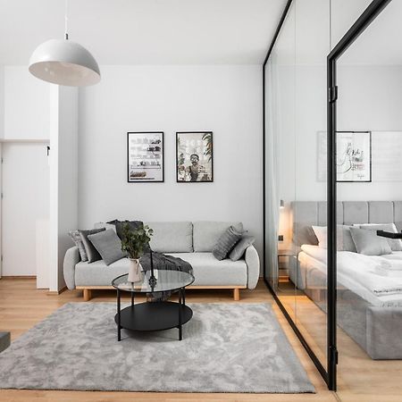 Modern Centrally Located Apartments - By Upstairs Krasków Exterior foto