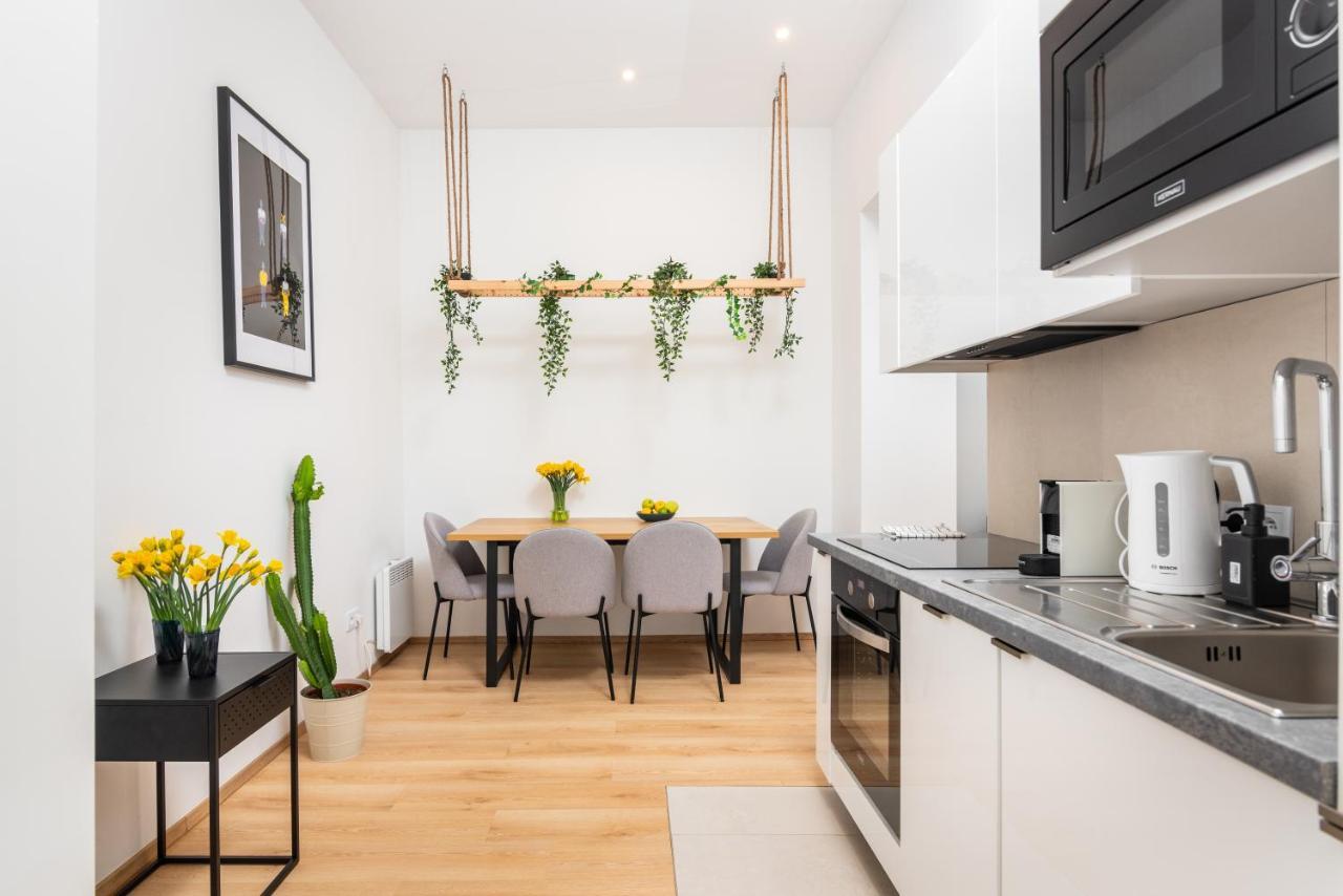 Modern Centrally Located Apartments - By Upstairs Krasków Exterior foto