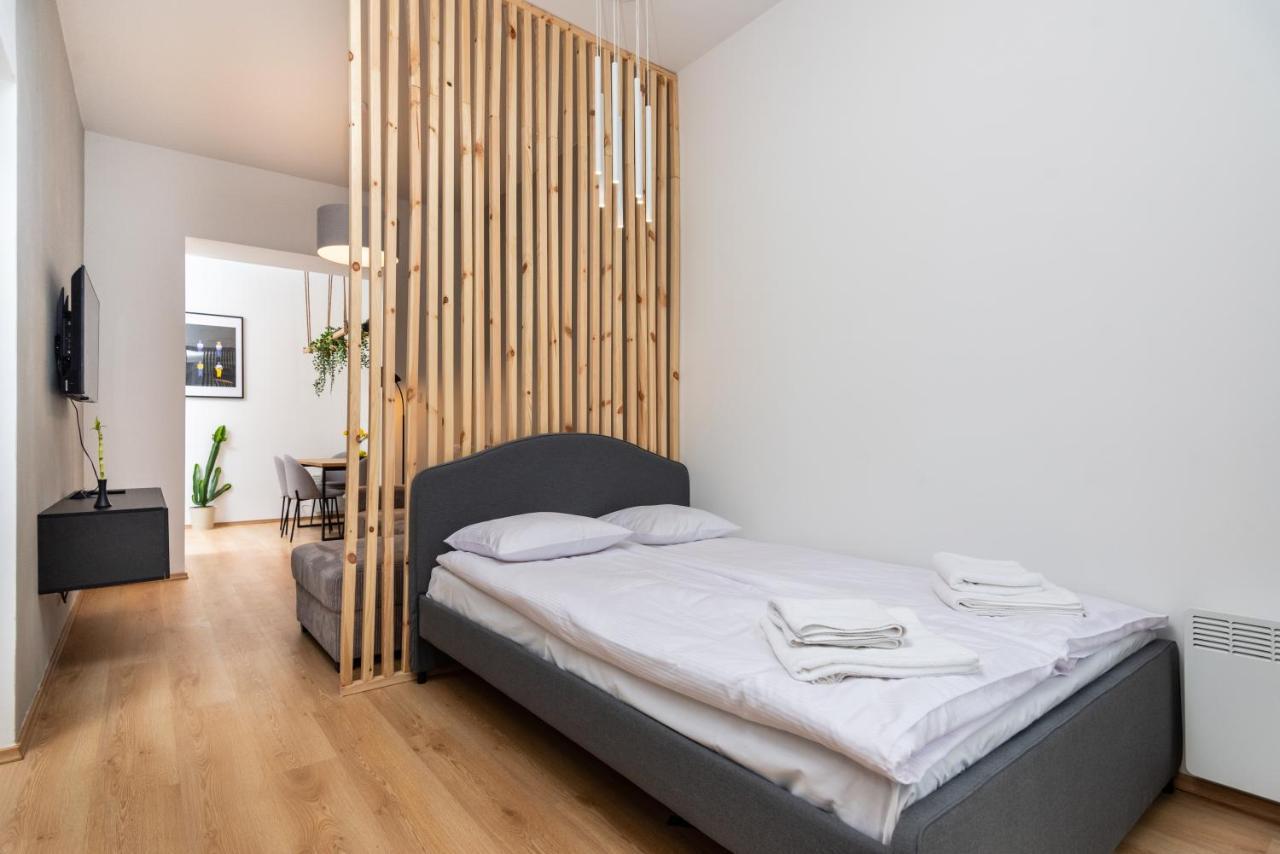 Modern Centrally Located Apartments - By Upstairs Krasków Exterior foto