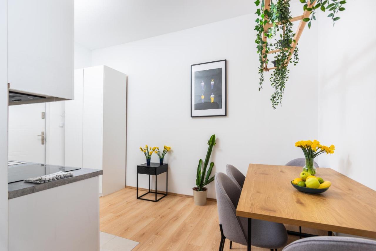 Modern Centrally Located Apartments - By Upstairs Krasków Exterior foto