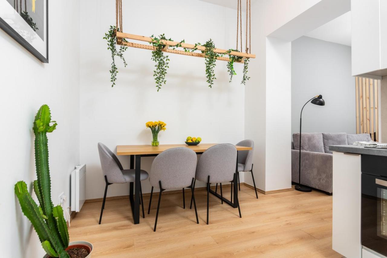Modern Centrally Located Apartments - By Upstairs Krasków Exterior foto