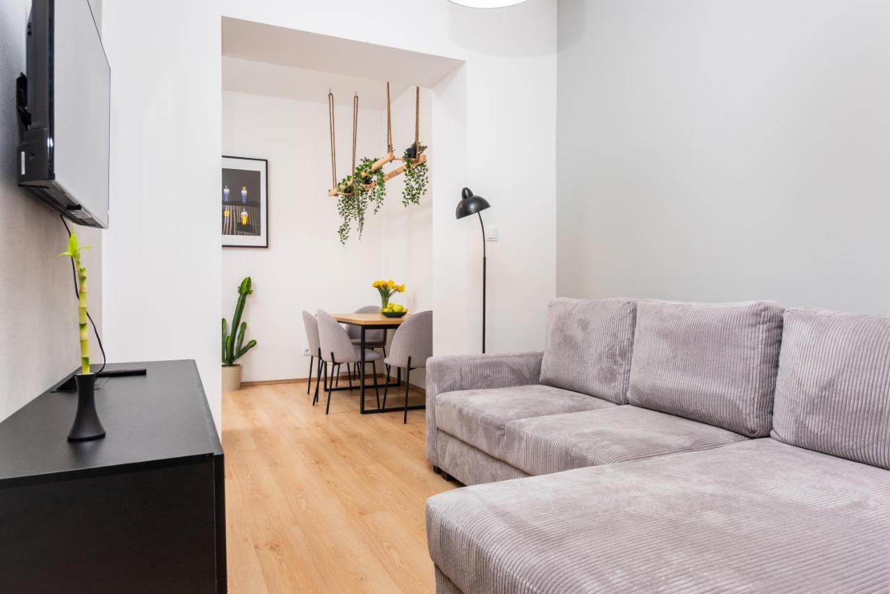 Modern Centrally Located Apartments - By Upstairs Krasków Exterior foto