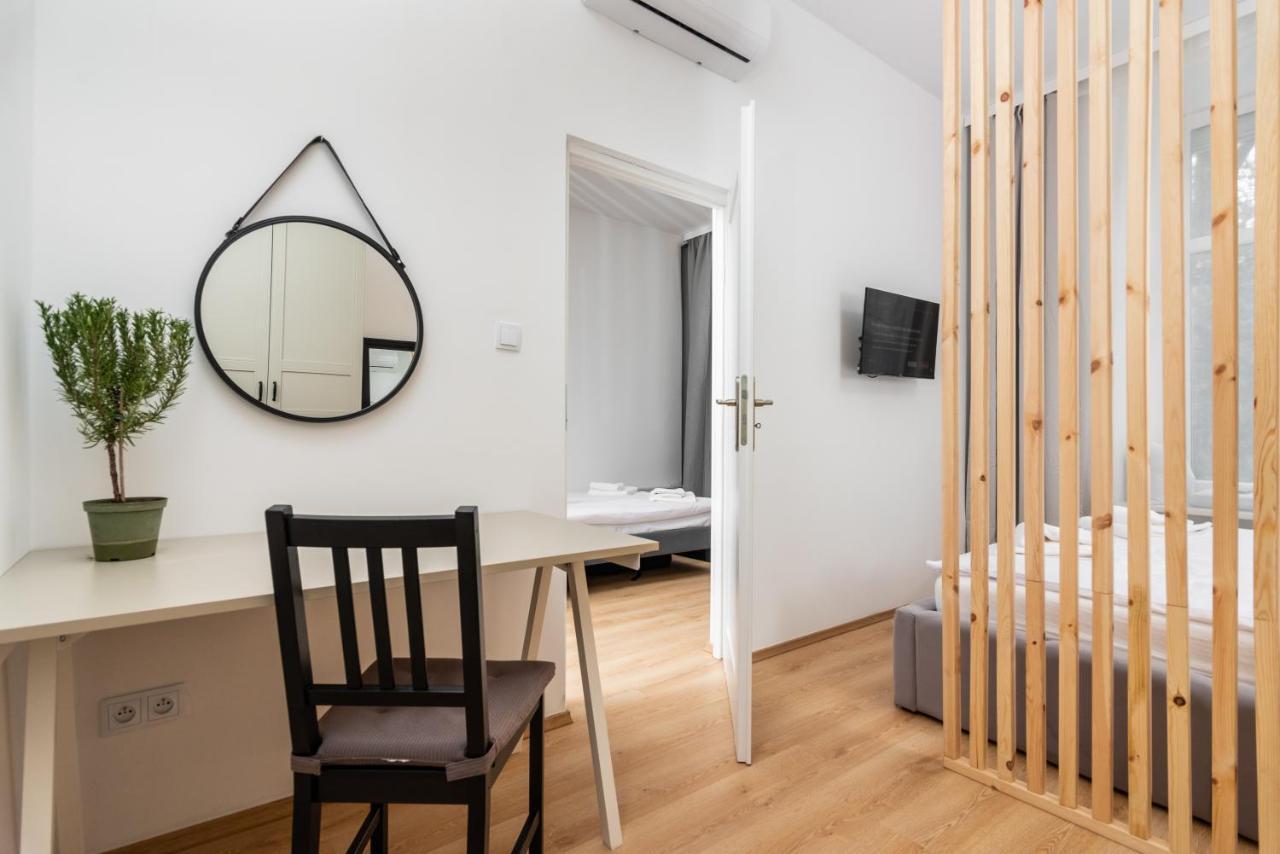 Modern Centrally Located Apartments - By Upstairs Krasków Exterior foto