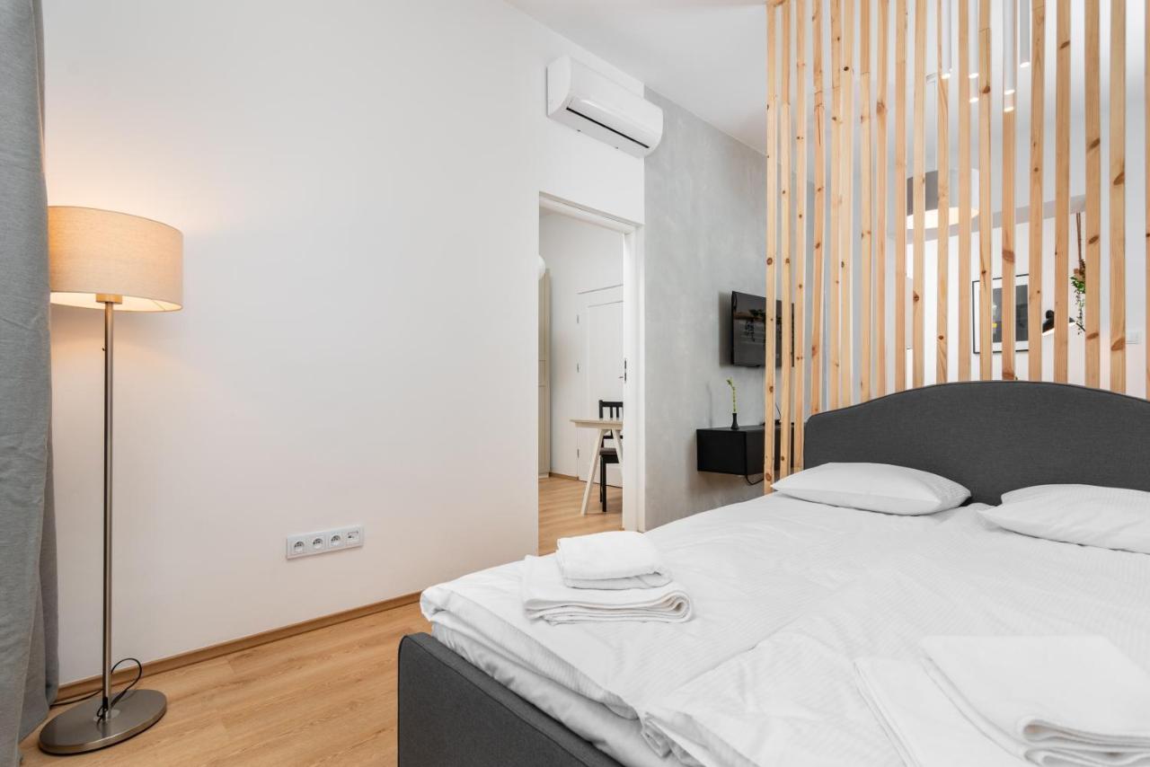 Modern Centrally Located Apartments - By Upstairs Krasków Exterior foto