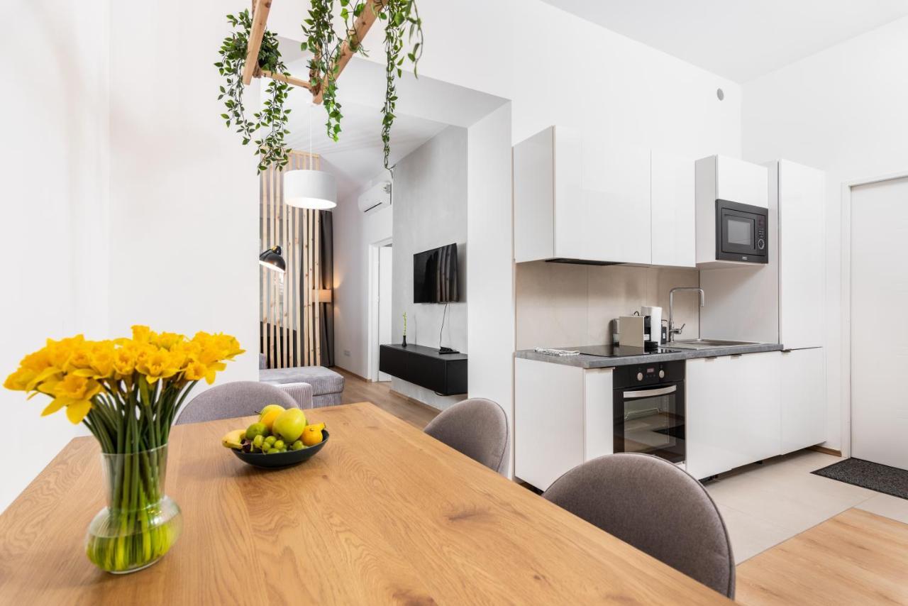 Modern Centrally Located Apartments - By Upstairs Krasków Exterior foto