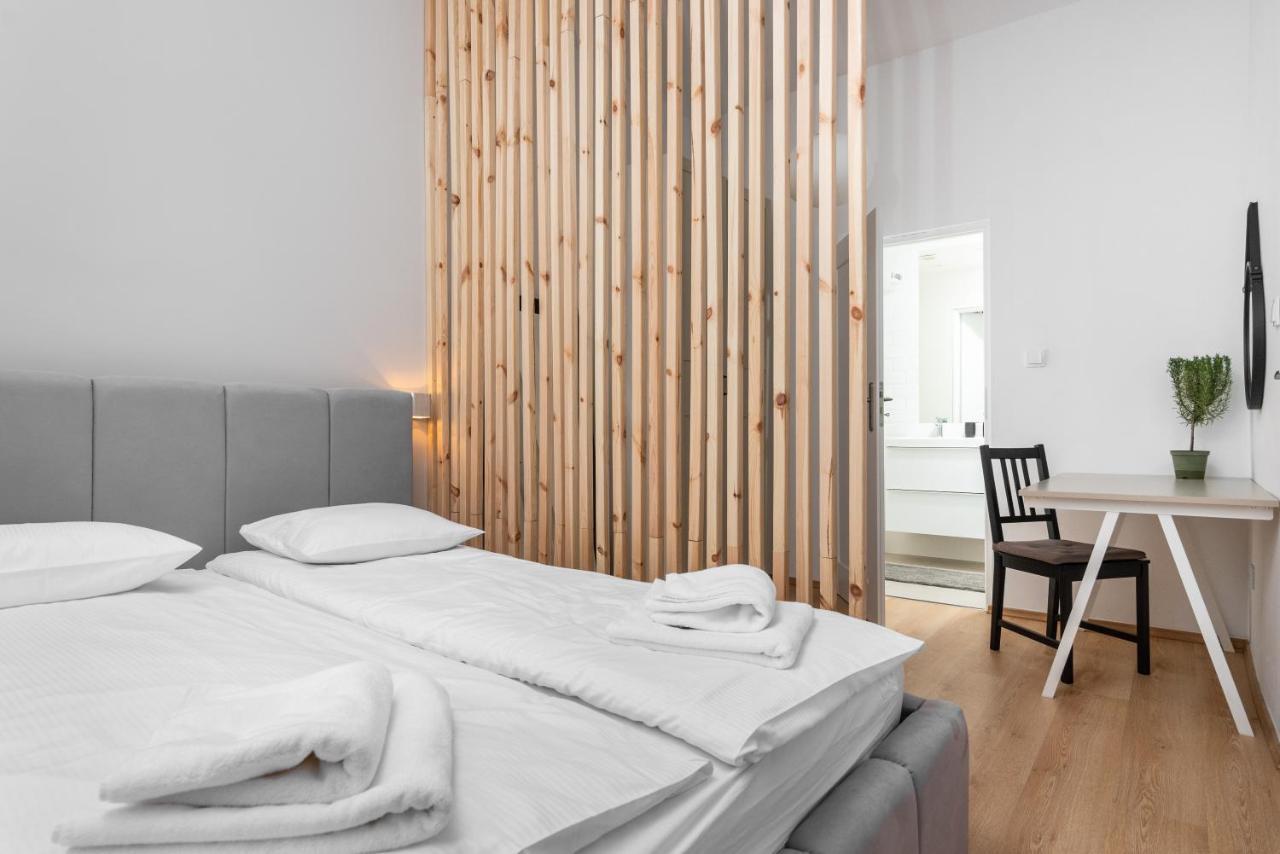 Modern Centrally Located Apartments - By Upstairs Krasków Exterior foto