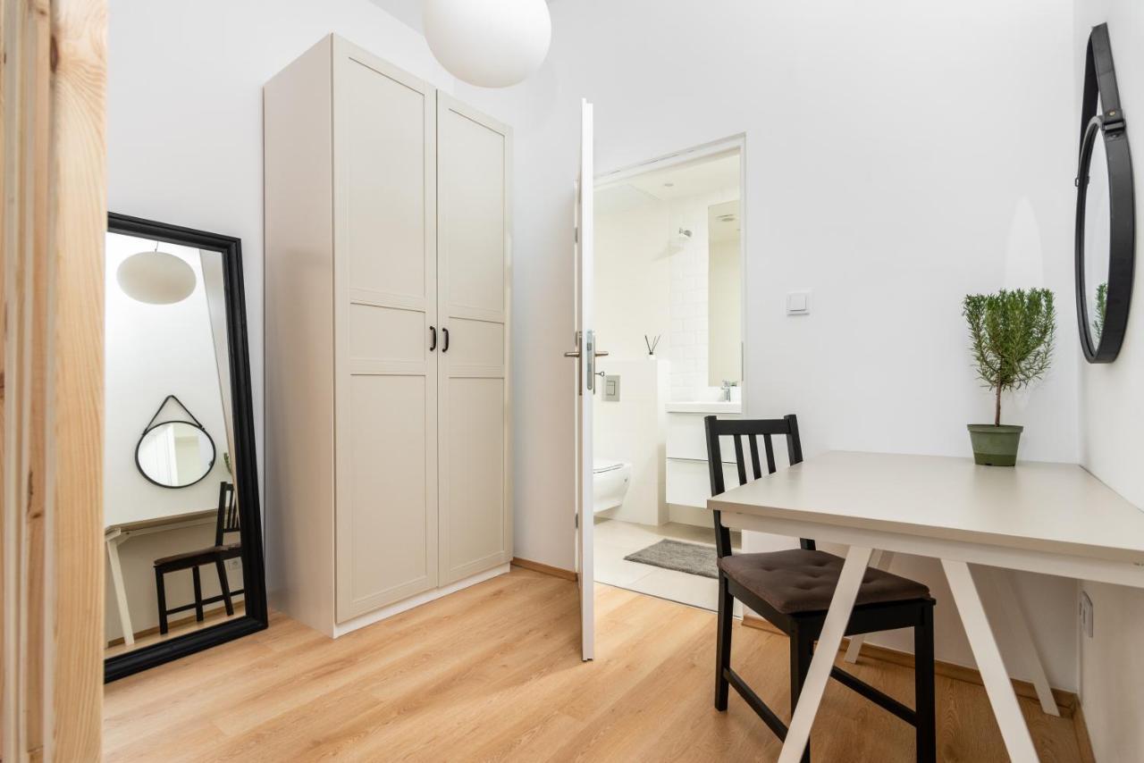 Modern Centrally Located Apartments - By Upstairs Krasków Exterior foto