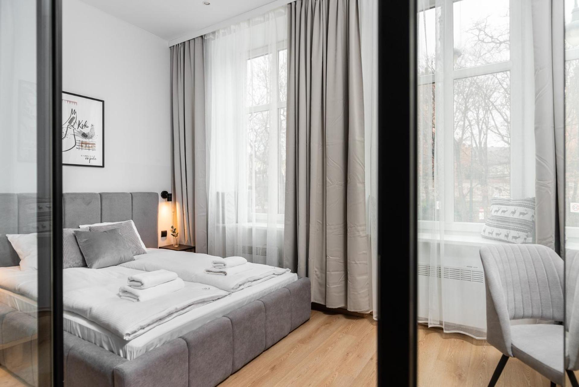 Modern Centrally Located Apartments - By Upstairs Krasków Exterior foto