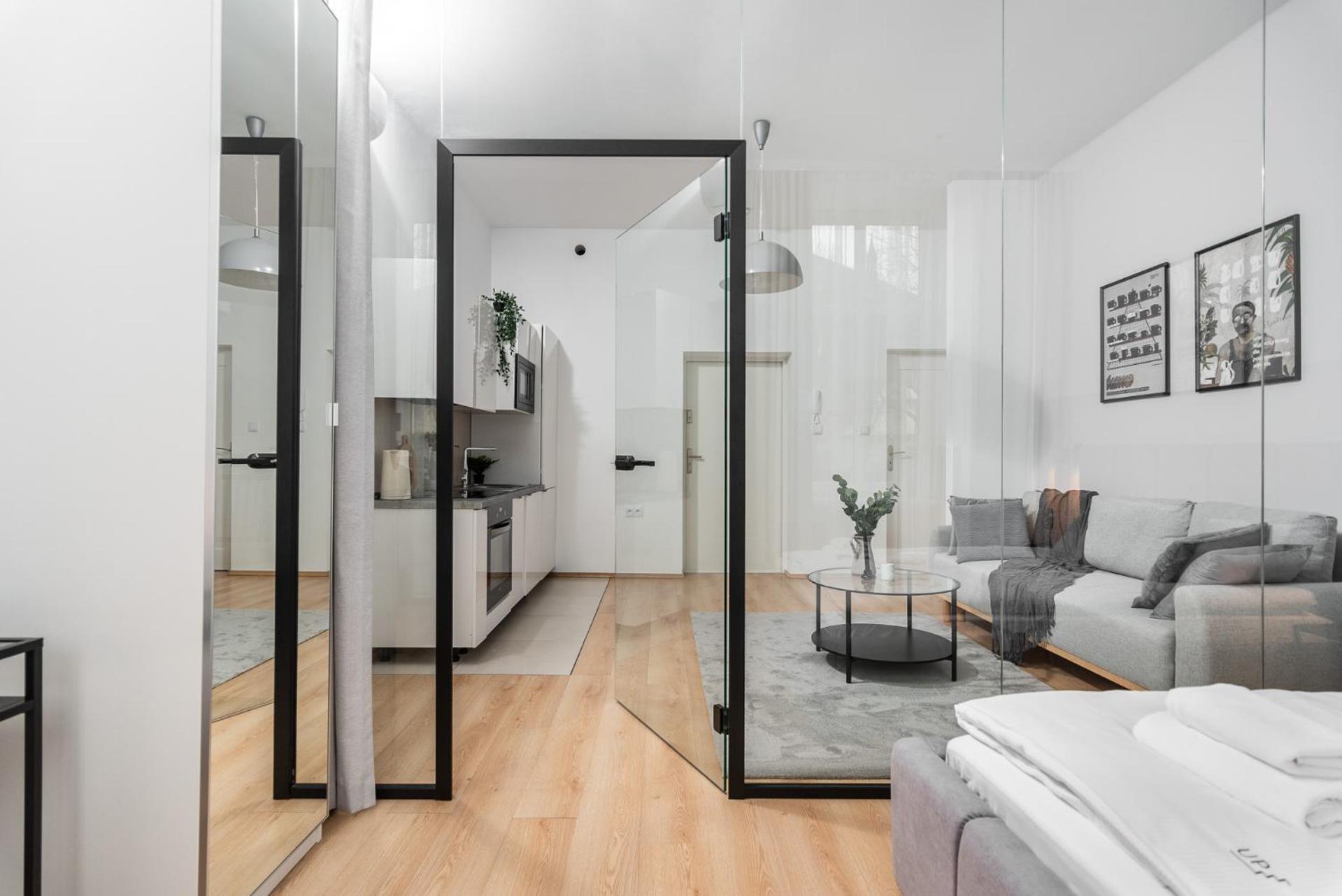 Modern Centrally Located Apartments - By Upstairs Krasków Exterior foto