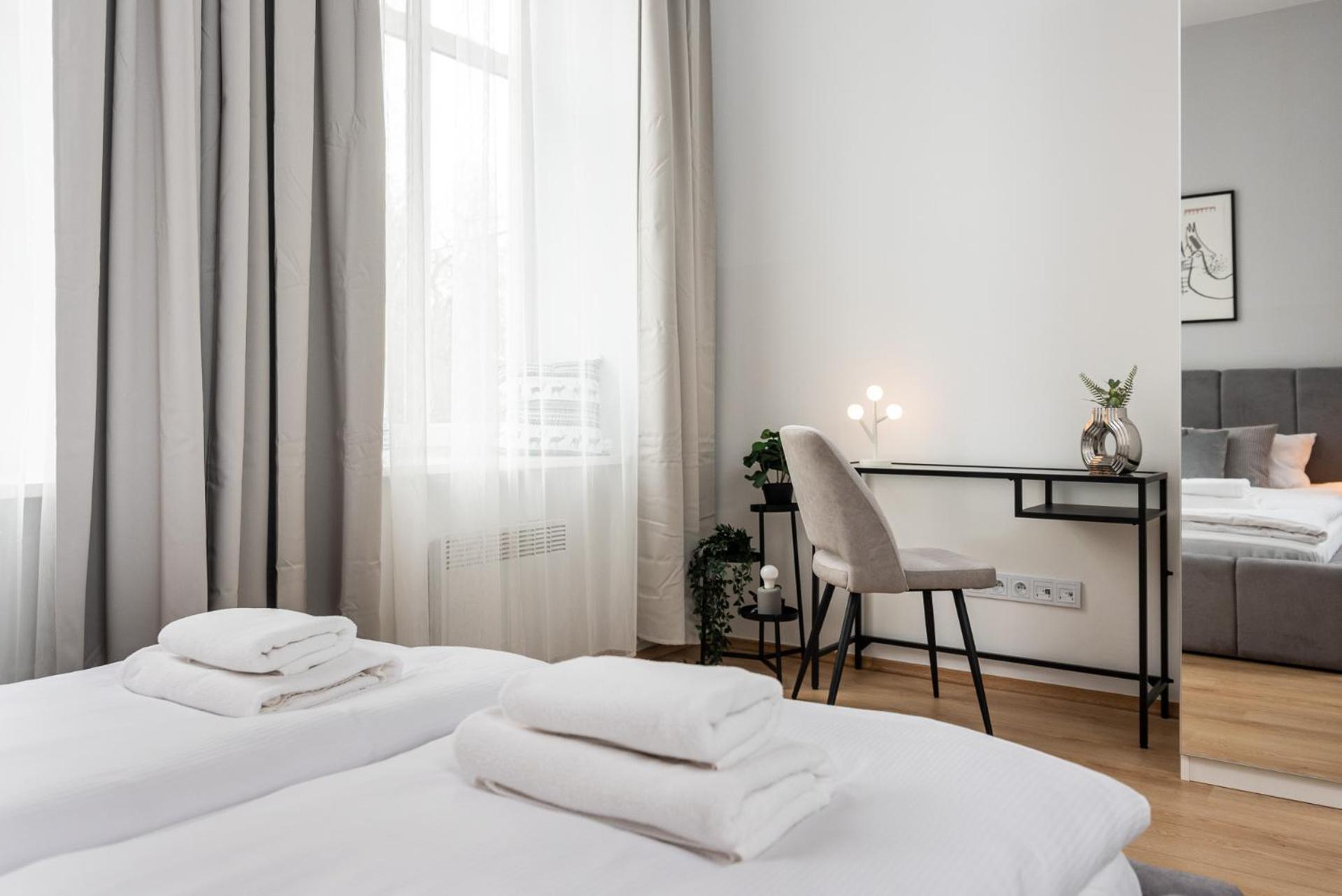 Modern Centrally Located Apartments - By Upstairs Krasków Exterior foto